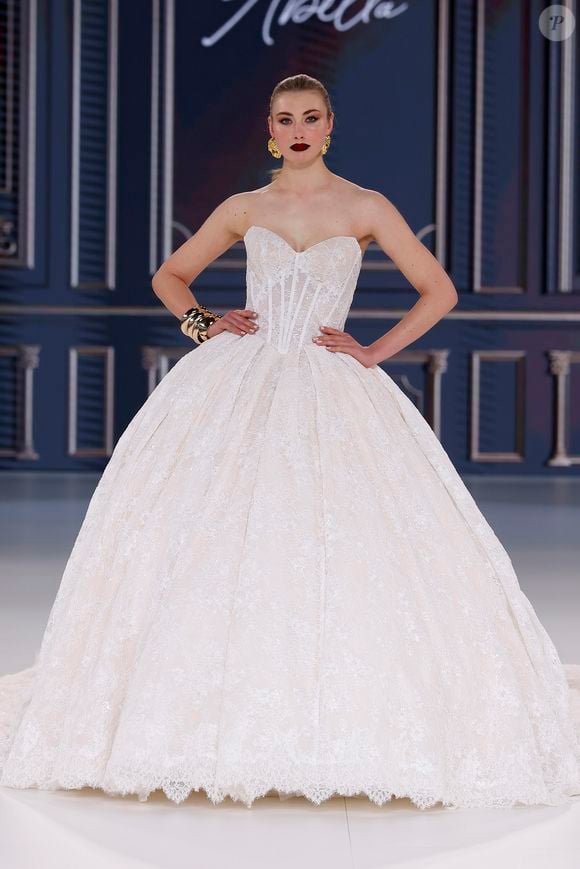 Tendência em vestido de noiva para 2025/2026, as saias com volume se destacaram nas passarelas