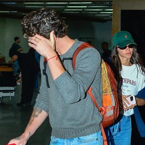 Shawn Mendes tapou o rosto para se proteger dos flashes