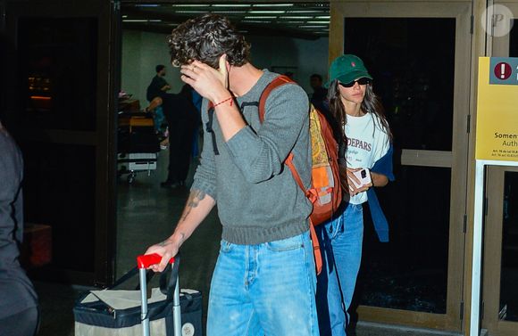 Shawn Mendes tapou o rosto para se proteger dos flashes