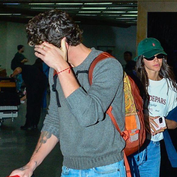 Shawn Mendes tapou o rosto para se proteger dos flashes