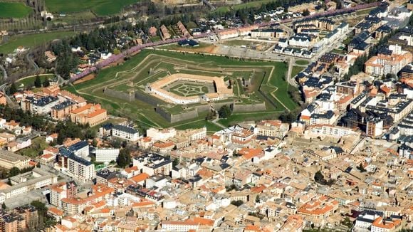 Um dos monumentos mais impressionantes da cidade é a Cidadela ou Castelo de San Pedro, uma fortaleza construída em 1592 em formato de estrela, que permanece praticamente intacta, com suas muralhas, torres, baluartes e fossos