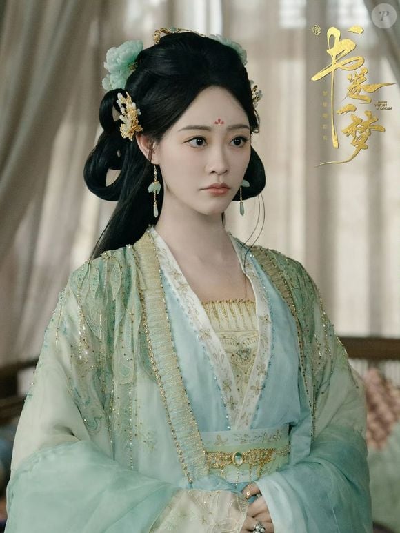 No centro da trama está Song Xiaoyu, uma jovem que misteriosamente acorda dentro de um roteiro de dorama de época