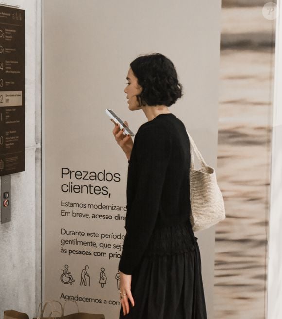 Bruna Marquezine, namorada de Shawn Mendes, conversou pelo celular enquanto esperava o elevador