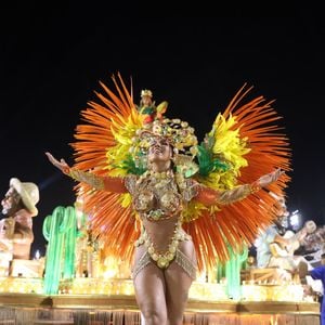 Acadêmicos de Niterói: musa Tati Sindel no desfile da escola