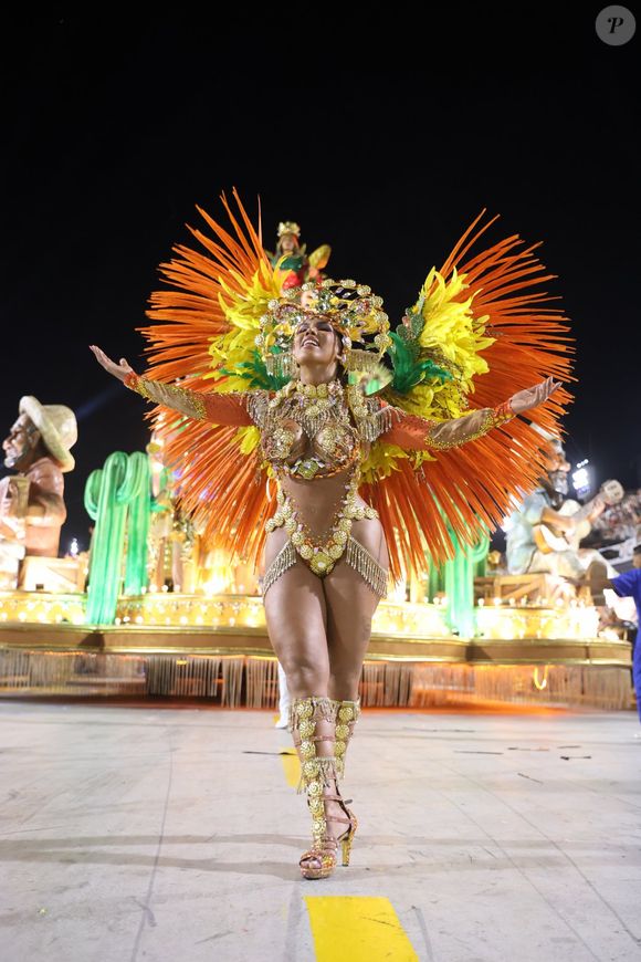 Acadêmicos de Niterói: musa Tati Sindel no desfile da escola