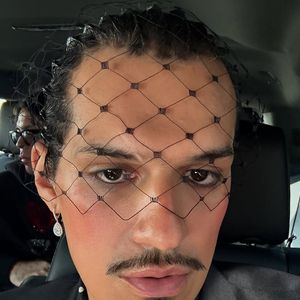 Omar Apollo é um cantor, compositor e multi-instrumentista mexicano-americano que vem conquistando espaço na música internacional.