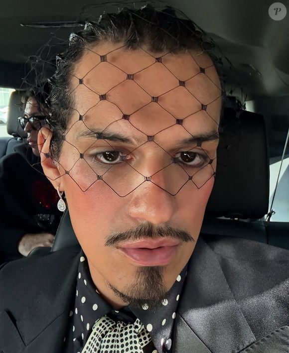Omar Apollo é um cantor, compositor e multi-instrumentista mexicano-americano que vem conquistando espaço na música internacional.