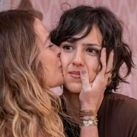 Contrariada, Filipa (Claudia Abreu) dá remédio venenoso para Nina (Flora Camolese) com a intenção de testar maldade de Jaques (Marcello Novaes)