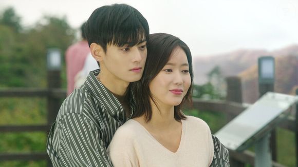 'Gangnam Beauty': uma jovem tenta recomeçar na universidade enquanto reencontra um amigo antigo e aprende a se aceitar além da aparência