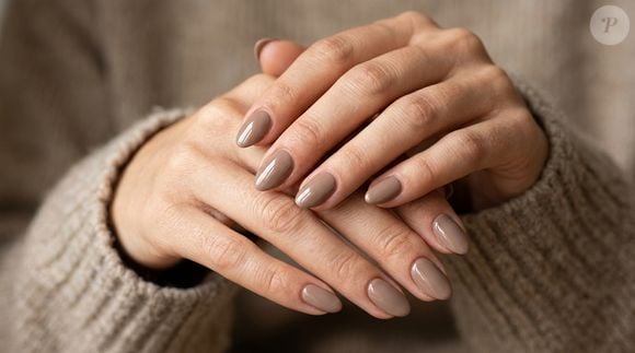 Unhas mocha mousse: O mocha mousse retorna às tendências de manicure em 2026 com uma proposta elegante e versátil. A tonalidade combina o marrom com um discreto fundo acinzentado, criando um efeito mais suave do que os esmaltes chocolate intensos. O resultado é uma cor fácil de combinar com diferentes estilos e que acompanha a preferência pelos tons neutros