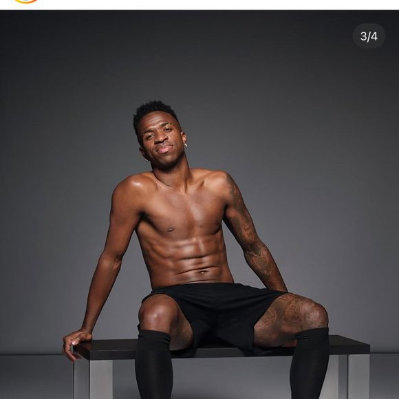 Vini Jr. apareceu sem camisa para divulgar um perfume de uma grife internacional