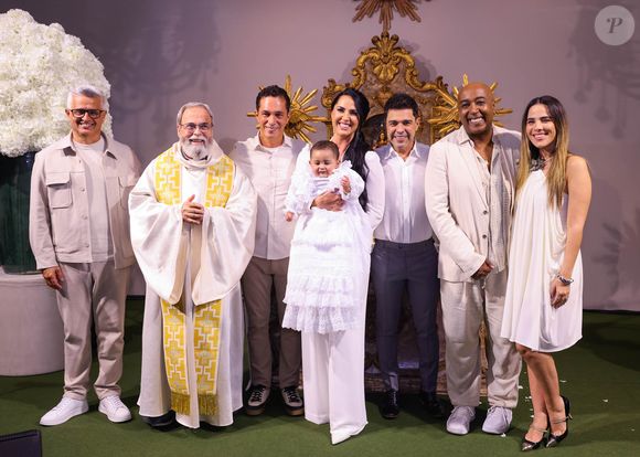 Zezé Di Camargo e Graciele Lacerda reuniram as famílias no batizado da filha, Clara, de 7 meses