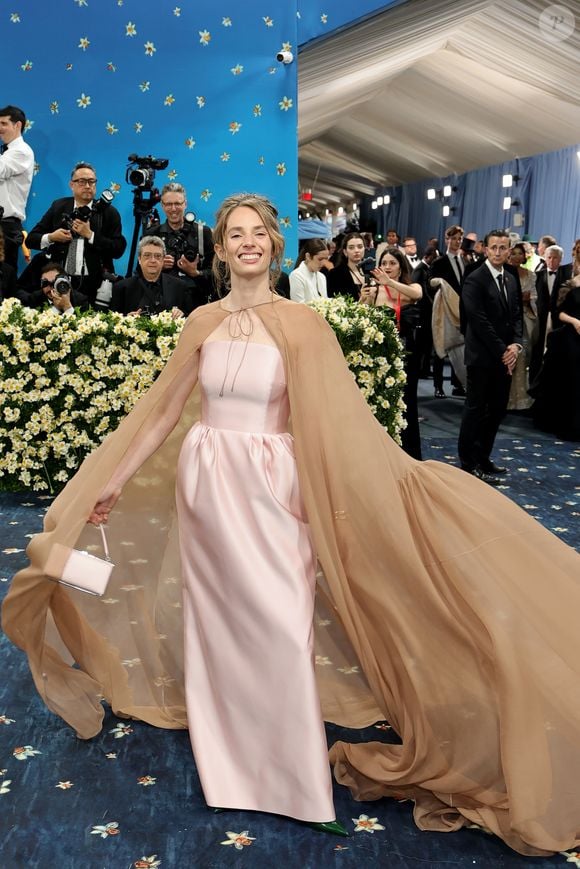 A atriz Maya Hawke apostou em um look ok, sem cor, sem brilho, e que também fugiu um pouco da temática do MET Gala 2025, convenhamos...