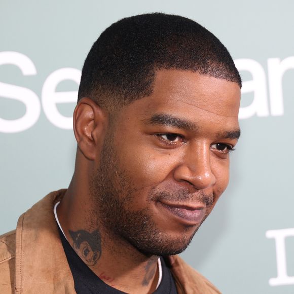 Kid Cudi teve o carro incendiado com coquetel molotov. O músico mostrou imagens do veículo com o teto perfurado e fuligem nas portas