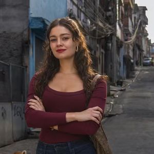 Gerluce (Sophie Charlotte) sai para procurar a filha, Joélly (Alana Cabral) no 4º capítulo da novela 'Três Graças,' em 23 de outubro de 2025, quinta-feira