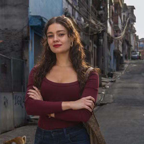 Gerluce (Sophie Charlotte) sai para procurar a filha, Joélly (Alana Cabral) no 4º capítulo da novela 'Três Graças,' em 23 de outubro de 2025, quinta-feira
