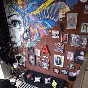 A casa de 620 m², famosa por ser palco de festas icônicas e gravação de clipes, ostentava uma decoração vibrante, com elementos de pop art, cores intensas, muito neon e uma identidade marcante.