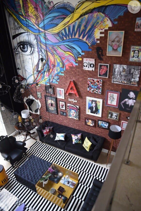 A casa de 620 m², famosa por ser palco de festas icônicas e gravação de clipes, ostentava uma decoração vibrante, com elementos de pop art, cores intensas, muito neon e uma identidade marcante.