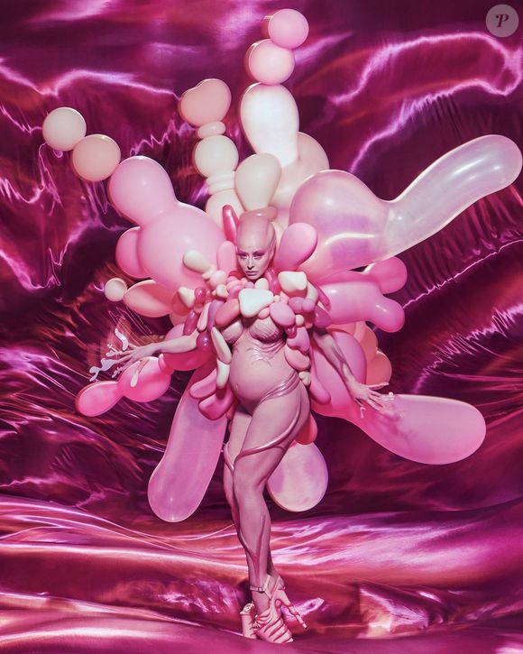 Sabrina Sato surpreendeu no Baile de Halloween da Sephora 2026 com uma fantasia rosa de alta-costura, visual careca, barriga à mostra e balões refrigerados a 9 °C. A produção levou 13 horas para ser preparada