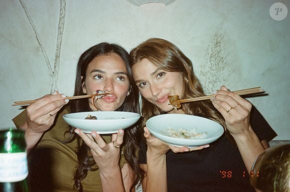 Famosas, Bruna Marquezine e Sasha Meneghel sempre buscam fazer viagens e compartilhar momentos juntas