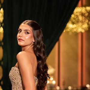 Isabella, filha de Kaká e Carol Celico, escolheu um vestido tom champanhe totalmente bordado com brilho e pedrarias, de modelagem tomara que caia e saia volumosa