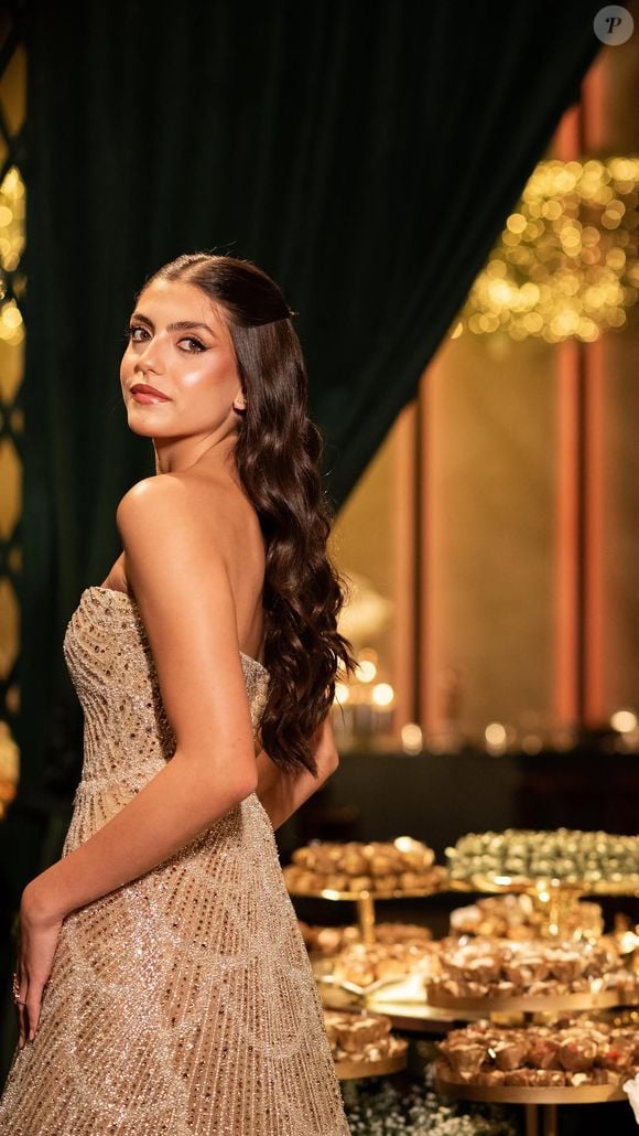 Isabella, filha de Kaká e Carol Celico, escolheu um vestido tom champanhe totalmente bordado com brilho e pedrarias, de modelagem tomara que caia e saia volumosa