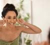 Yoga facial: movimentos regulares também ajudam na oxigenação da pele e na ativação da musculatura, o que favorece o tônus facial.