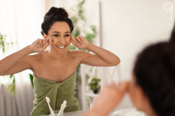 Yoga facial: movimentos regulares também ajudam na oxigenação da pele e na ativação da musculatura, o que favorece o tônus facial.