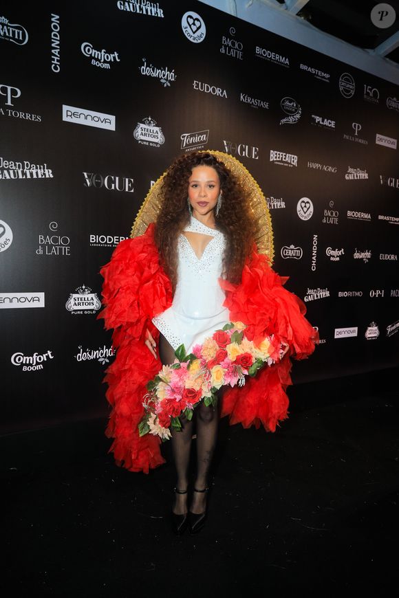 A influenciadora Laura Brito, homenageou Elba Ramalho com um look belíssimo no estilo da cantora, desenvolvido pela Eudora