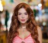 Kamila/Kami (Giovanna Lancellotti) se insinua para Marlon (Humberto Morais) em Dona de Mim