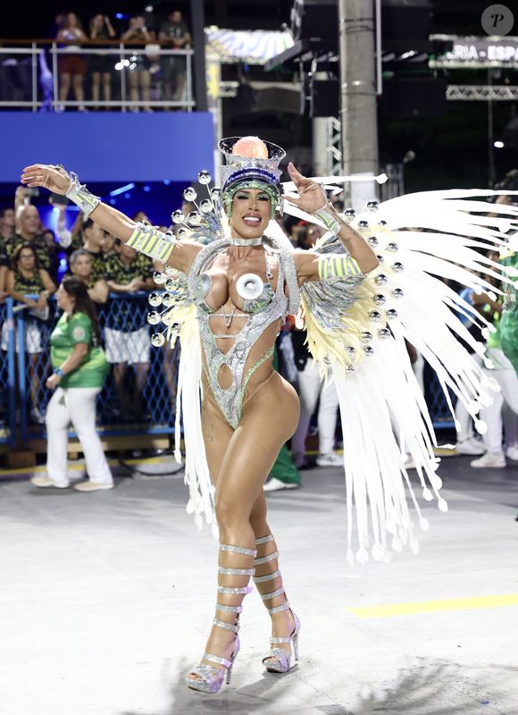 A modelo paulista, que celebra 25 anos de desfiles na Marquês de Sapucaí, participa da festa incorporando o conceito filosófico grego de A Guardiã do Ápeiron, mas o que chamou atenção mesmo foi o seu figurino inovador.