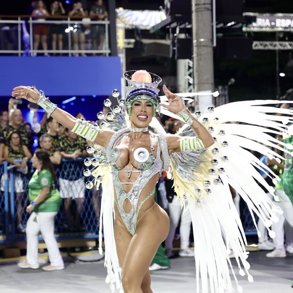 A modelo paulista, que celebra 25 anos de desfiles na Marquês de Sapucaí, participa da festa incorporando o conceito filosófico grego de A Guardiã do Ápeiron, mas o que chamou atenção mesmo foi o seu figurino inovador.