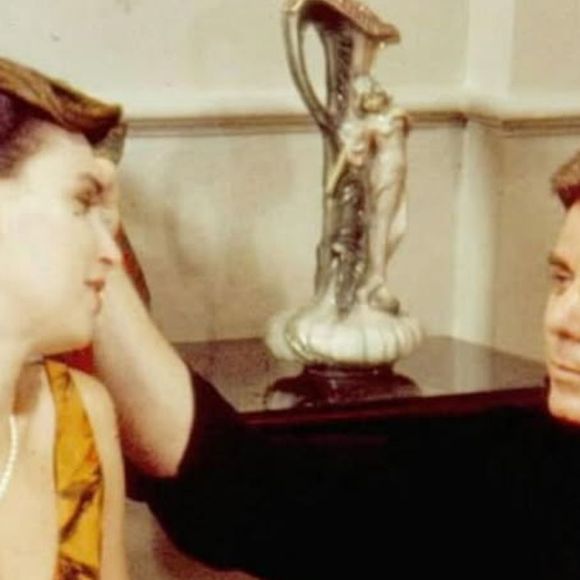 Resumo da novela 'Tieta': Ascânio comenta com Leonora sobre a raiva que Arturzinho sentia de Santana do Agreste.