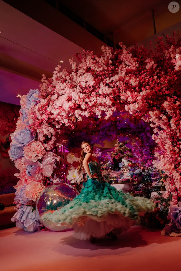 Lorena Queiroz usou três vestidos para a festa de 15 anos no sábado (21)