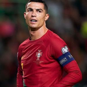 Beleza de Cristiano Ronaldo atrai homens e mulheres, e jogador tem milhões de fãs