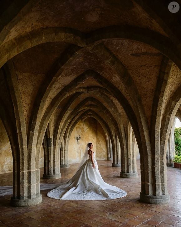Vestido de noiva de Franciny Ehlke tem uma saia volumosa e fluida