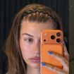 A tiara, acessório que marcou os anos 90 e 2000, está de volta com tudo: saiba como escolher e usar da maneira certa