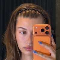 A tiara, acessório que marcou os anos 90 e 2000, está de volta com tudo: saiba como escolher e usar da maneira certa