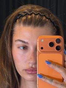 A tiara, acessório que marcou os anos 90 e 2000, está de volta com tudo: saiba como escolher e usar da maneira certa