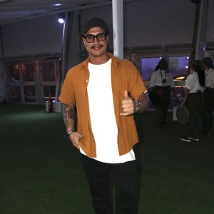 Francisco Vitti: o influenciador apostou na sobreposição simples de uma camisa de manga curta mostarda aberta sobre t-shirt branca básica e calça preta. O visual casual foi arrematado com tênis no modelo clássico estilo skate, boné preto e óculos de grau de armação preta encorpada