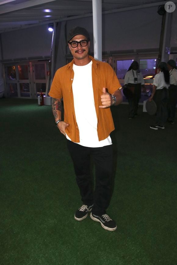 Francisco Vitti: o influenciador apostou na sobreposição simples de uma camisa de manga curta mostarda aberta sobre t-shirt branca básica e calça preta. O visual casual foi arrematado com tênis no modelo clássico estilo skate, boné preto e óculos de grau de armação preta encorpada