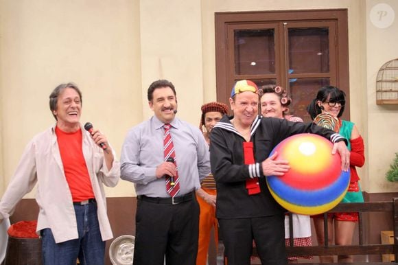 Marquito em foto com Ratinho e Carlos Villagrán, intérprete do Quico na série 'Chaves': ator de 65 anos sofreu grave acidente de moto em fevereiro de 2026