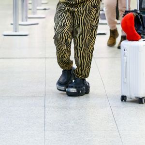 Nos pés, Gkay usou a coleção da Crocs com a Balenciaga