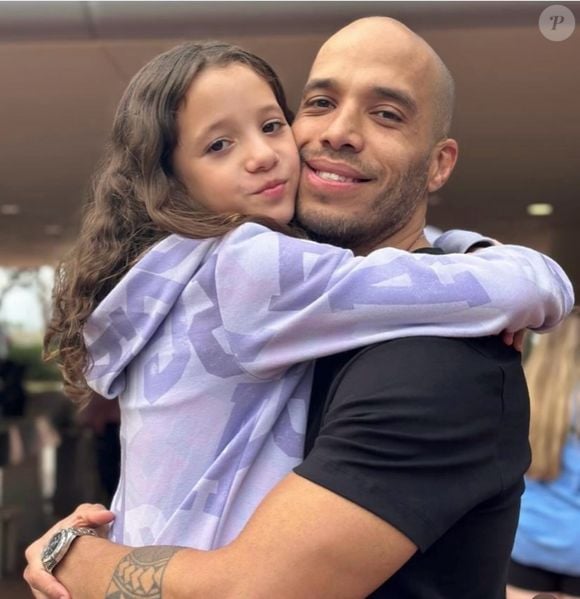 Victor Henrique é instrutor e faixa-preta de jiu-jítsu e é pai de Isabela e Mariana, frutos de seu casamento com Juliana