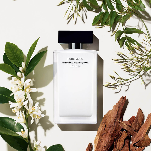 Com coração de musc e um buquê floral branco, o Pure Musc For Her aposta em uma combinação delicada e envolvente, que pode ser usada sozinha ou em camadas com outras fragrâncias da linha For Her