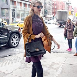 Taylor Swift tem suas bolsas como grandes aliadas para deixar o look mais elegante