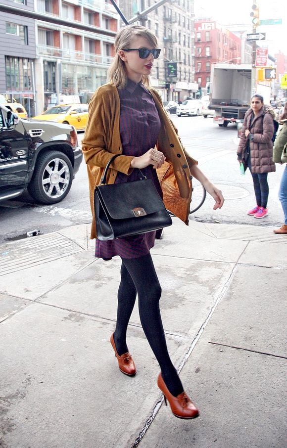 Taylor Swift tem suas bolsas como grandes aliadas para deixar o look mais elegante