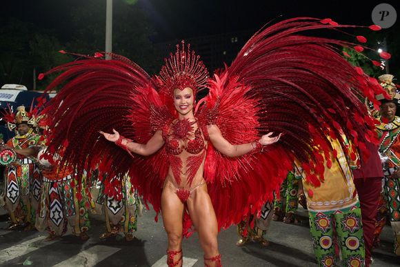 Virgínia desfilou pela 1ª vez Rainha da Grande Rio e dominou os assuntos da noite na web