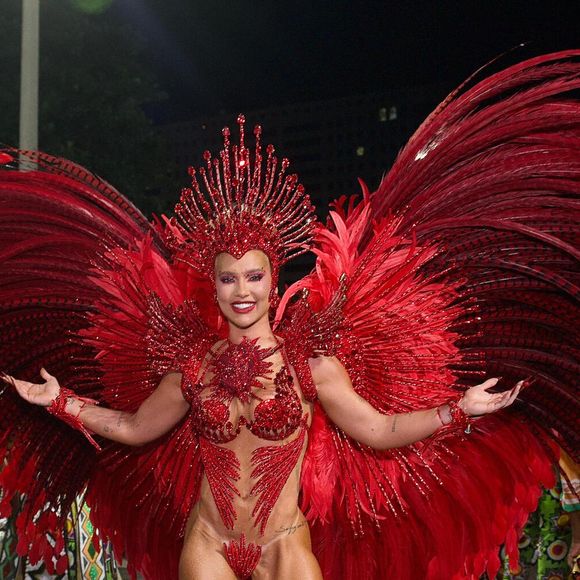 Virgínia desfilou pela 1ª vez Rainha da Grande Rio e dominou os assuntos da noite na web