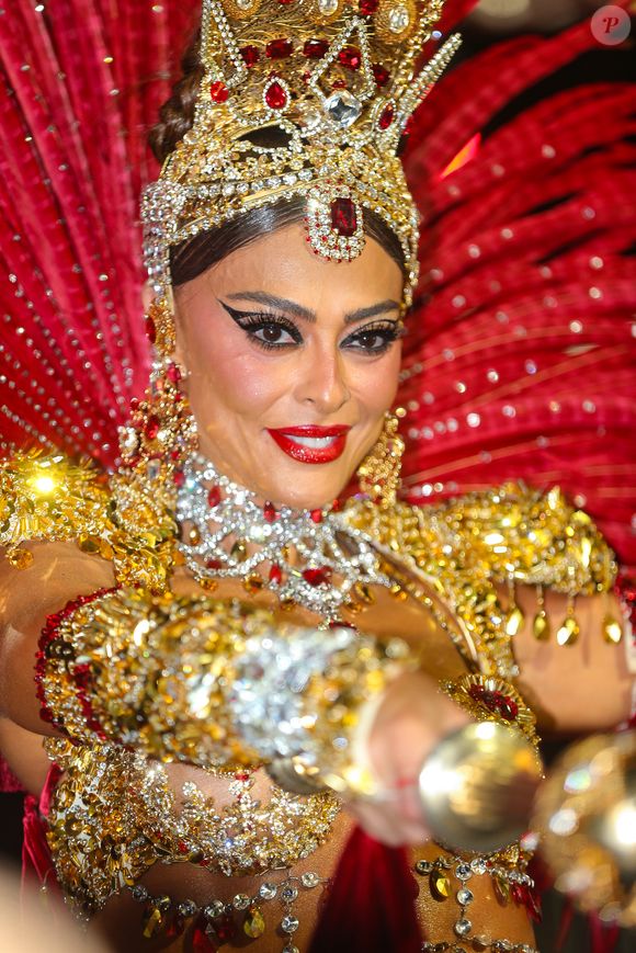 Fantasia de Juliana Paes: muita pedraria dá o toque final de luxo ao look